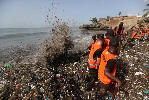 Dominikanische Republik: 1.000 Tonnen Müll von Strand entfernt