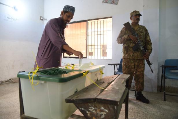 Imran Khan erklärt sich zum Sieger der Wahl in Pakistan