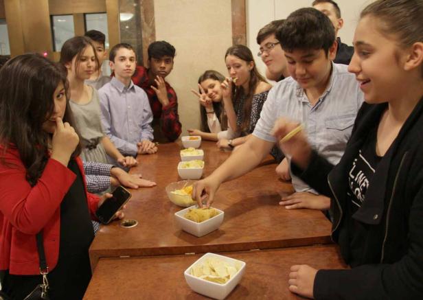 Jugendliche testen Joghurts, Chips, Webmail...