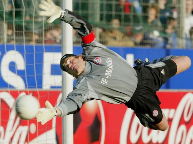Oliver Kahn versucht, einen Ball im Tor zu halten.
