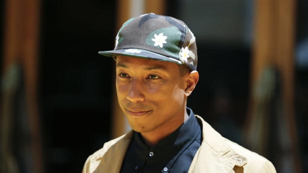 Pharrell Williams mit einer Kappe mit Blumenmuster.