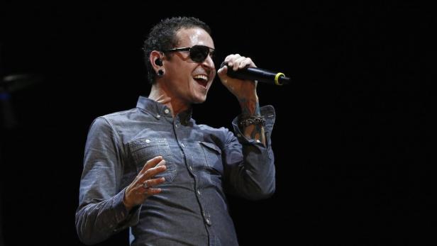 Chester Bennington von Linkin Park singt während eines Konzerts ins Mikrofon.