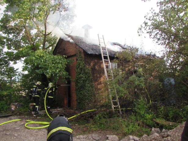 Feuerwehrmann bei Löscharbeiten verletzt