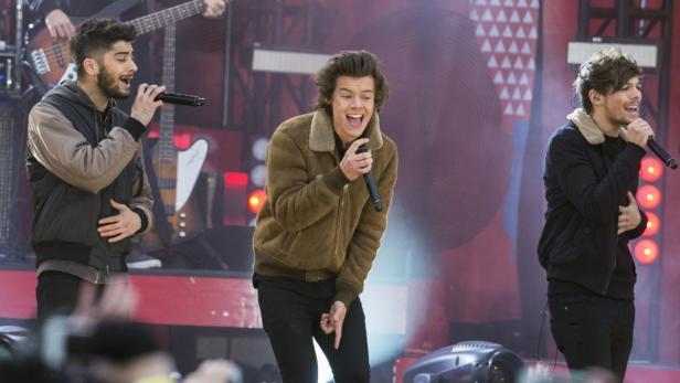 Die Band One Direction tritt auf einer Bühne auf.