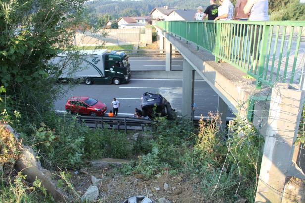 Autolenker verfehlte Autobahnbrücke und stürzte auf A1 ab