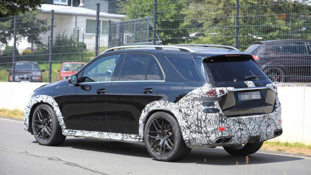 Ein schwarzer Mercedes-Benz GLE mit Tarnmuster an den Radkästen und am Heck.