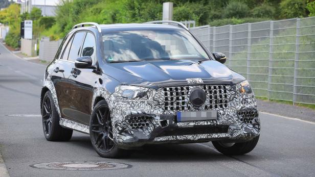 Ein getarntes Mercedes-Benz GLE Coupé fährt auf einer Straße.