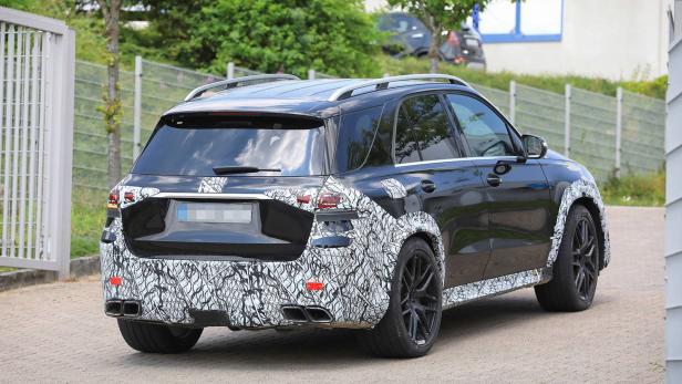 Ein schwarzer Mercedes-Benz GLE mit Tarnmuster auf der Straße.