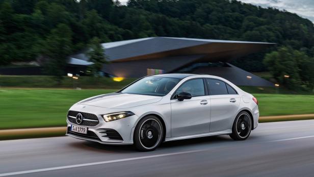 Eine silberne Mercedes-Benz A-Klasse Limousine fährt auf einer Straße.