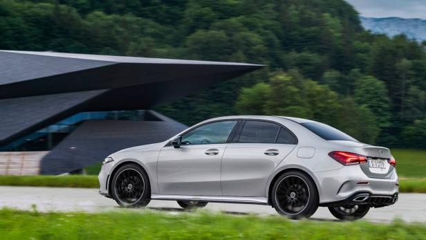 Eine silberne Mercedes-Benz A-Klasse Limousine fährt auf einer Straße.