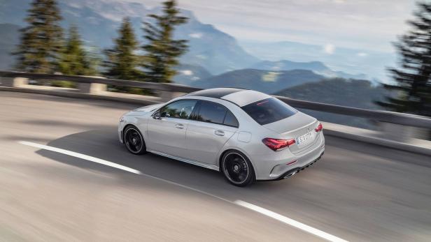 Eine silberne Mercedes-Benz A-Klasse Limousine fährt auf einer Bergstraße.