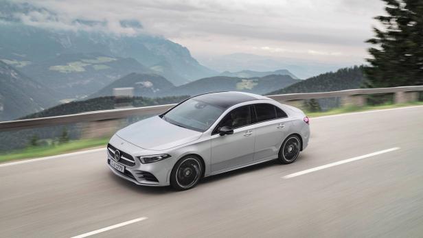 Eine silberne Mercedes-Benz A-Klasse fährt auf einer Bergstraße.