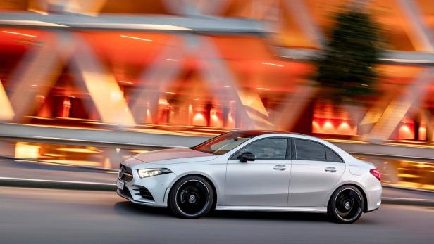 Eine silberne Mercedes-Benz A-Klasse Limousine fährt auf einer Straße.