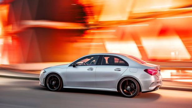 Eine silberne Mercedes-Benz A-Klasse Limousine fährt auf einer Straße.
