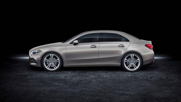 Eine graue Mercedes-Benz A-Klasse Limousine, aufgenommen von der Seite.
