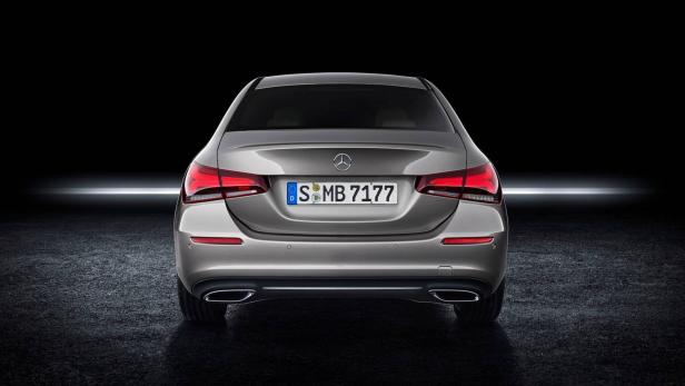 Die Rückansicht einer grauen Mercedes-Benz A-Klasse Limousine.