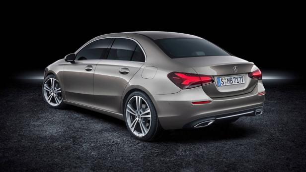 Ein grauer Mercedes-Benz A-Klasse ist von hinten zu sehen.