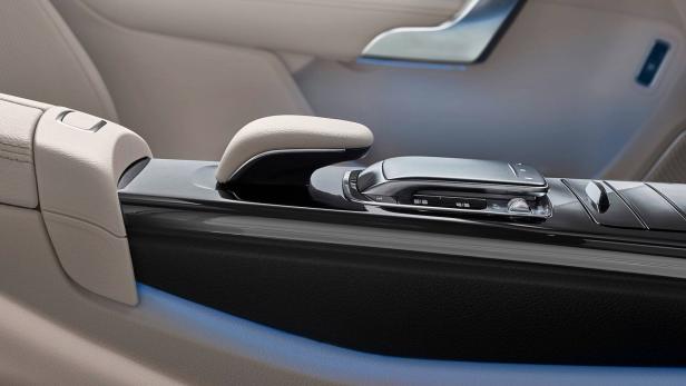 Detailaufnahme der Mittelkonsole eines Autos mit Bedienelementen und Armlehne.
