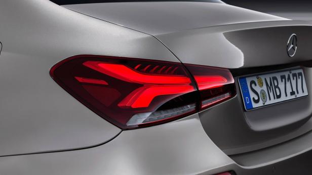 Detailansicht des Rücklichts und des Nummernschilds eines Mercedes-Benz.
