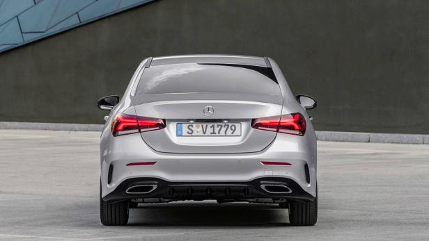 Die Rückansicht einer silbernen Mercedes-Benz A-Klasse Limousine.