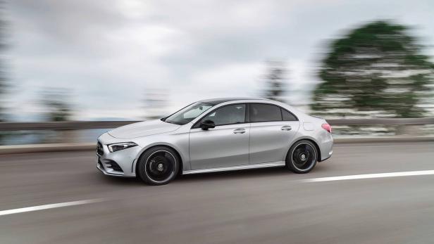 Eine silberne Mercedes-Benz A-Klasse Limousine fährt auf einer Straße.