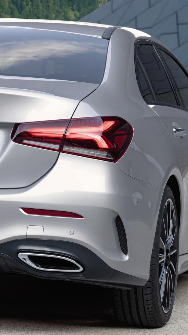Detailansicht des Hecks einer silbernen Mercedes-Benz A-Klasse Limousine.