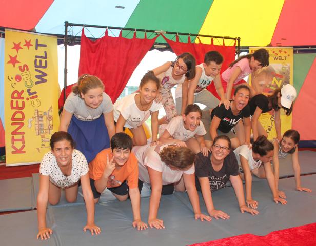 menschenpyramide1.jpg