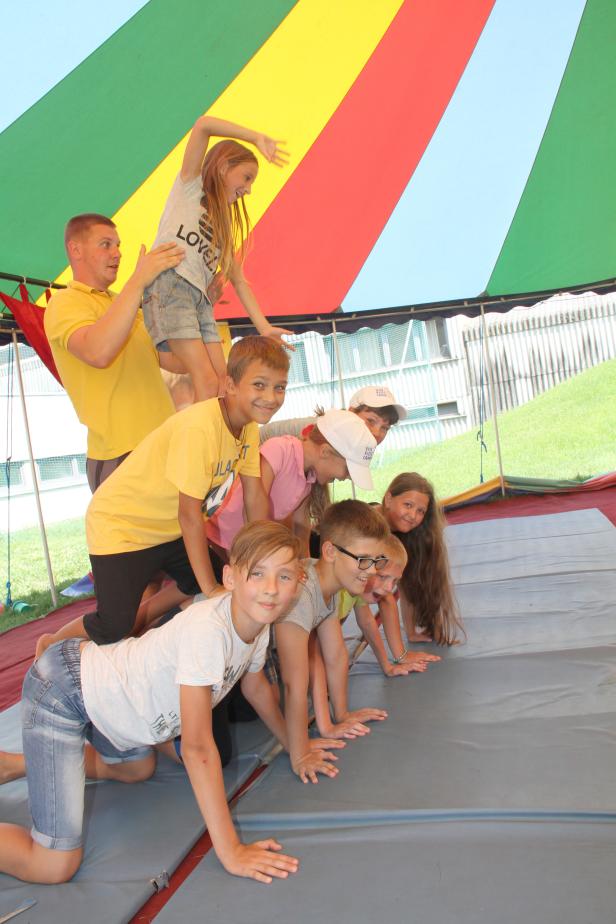 menschenpyramideii.jpg