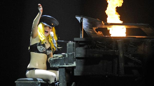 Und hoch die Hände: Lady Gaga bat zur jugendfreien Pop-Show mit Grinsefaktor. Und hoch die Hände: Lady Gaga bat zur jugendfreien Pop-Show mit Grinsefaktor.