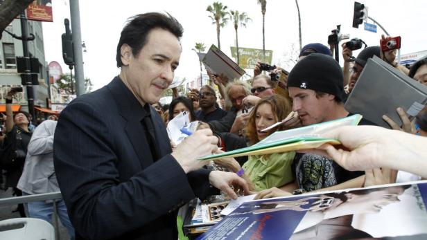 John Cusack gibt Autogramme auf dem Hollywood Walk of Fame.