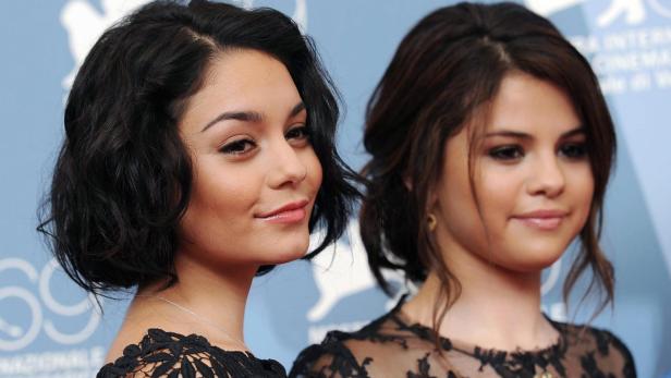 Vanessa Hudgens und Selena Gomez posieren zusammen auf einem Foto.