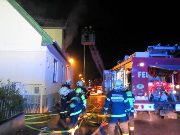 Brand zerstörte Obergeschoß von Einfamilienhaus in Wiener Neustadt