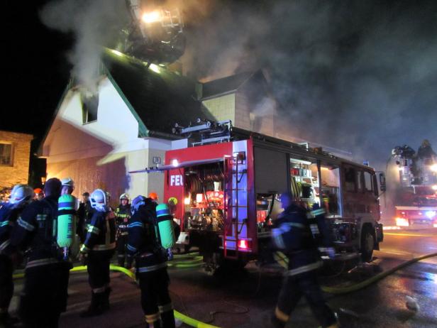 Brand zerstörte Obergeschoß von Einfamilienhaus in Wiener Neustadt