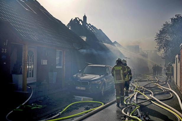 D: Flammen an ICE-Strecke setzten Häuser in Brand