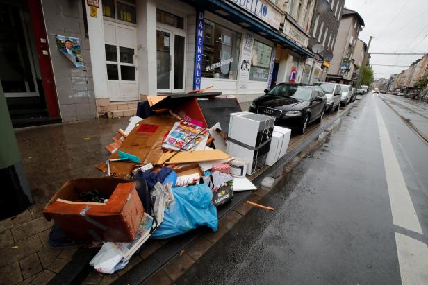 Garbage in a street of Hochfeld, a suburb of the Social Democratic party SPD former stronghold city Duisburg SPD startet Debatte über Familienbeihilfe für Kinder im Ausland