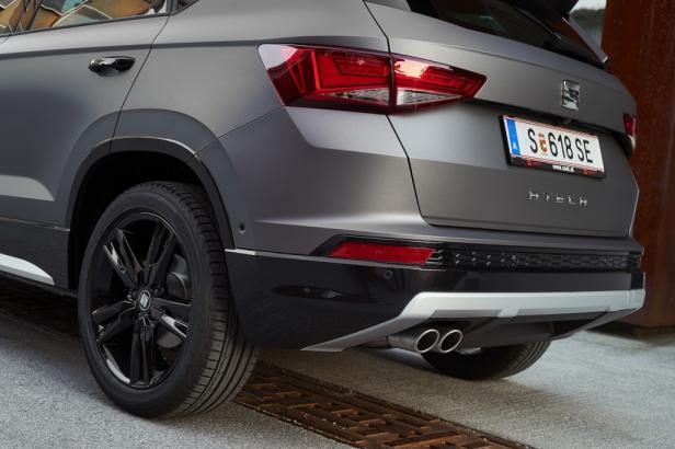 Die Rückansicht eines grauen Seat Ateca mit österreichischem Kennzeichen.