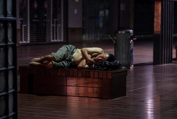 Hitzewelle in Shanghai: Menschen übernachten auf Einkaufsstraße