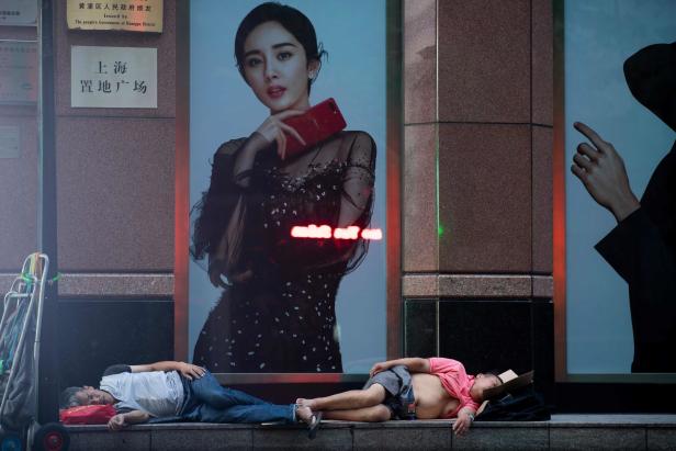 Hitze: Einkaufsstraße in Shanghai wird zu Freiluft-Schlafsaal