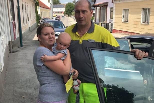 Pyhra: Drei Monate alter Bub wurde aus Auto befreit