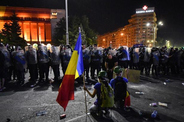 Anti-Regierungsdemo in Bukarest: ORF-Team von Polizei attackiert
