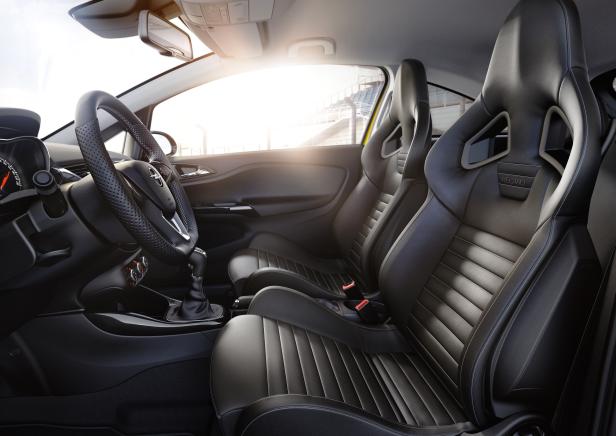 Innenraum eines Autos mit schwarzen Recaro-Sportsitzen.