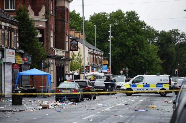 Schüsse bei Straßenkarneval in Manchester: Zehn Verletzte