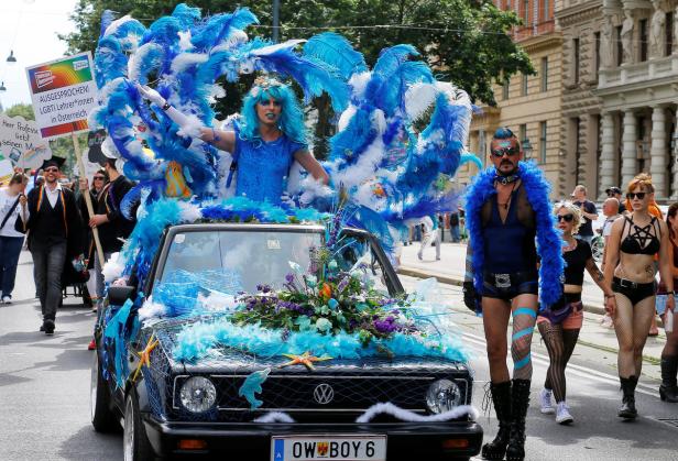 "Ich bin auf der Regenbogenparade, na und? Es ist 2016"