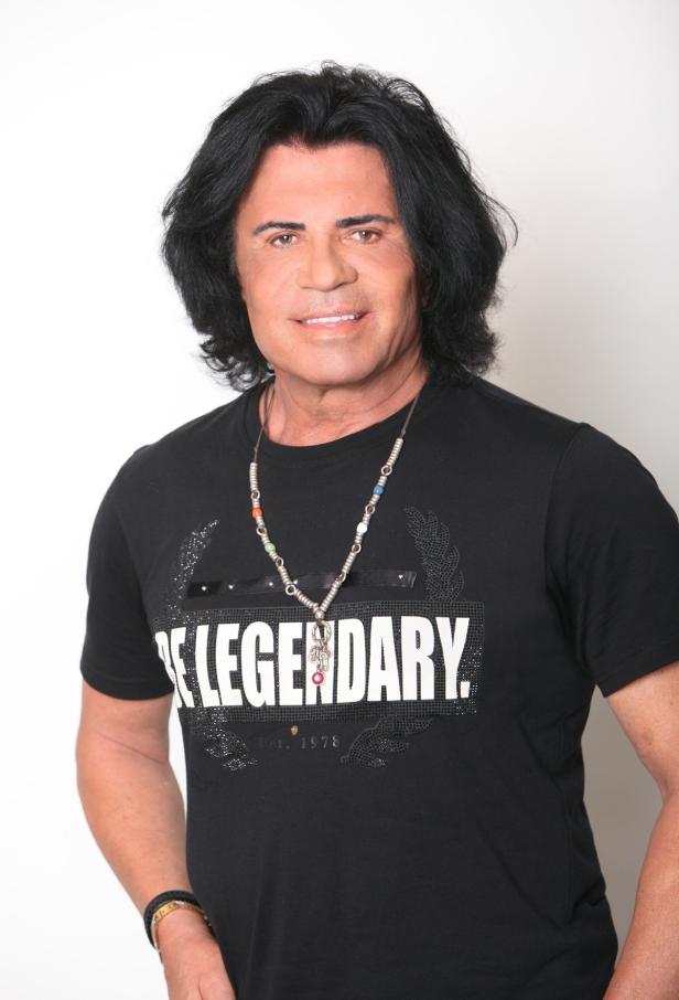 Porträt von Dieter Bohlen mit schwarzem T-Shirt und Halskette.