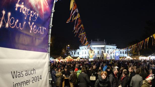 Eine Menschenmenge feiert Silvester vor dem Wiener Rathaus.