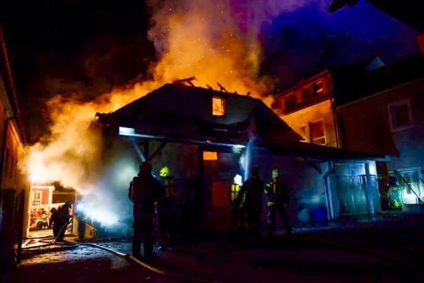 Bezirk Amstetten: Drei Verletzte bei nächtlichem Wohnhausbrand