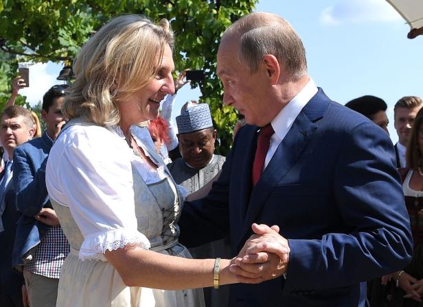 Höflichkeit oder Polit-Debakel? Kneissls Knicks vor Putin