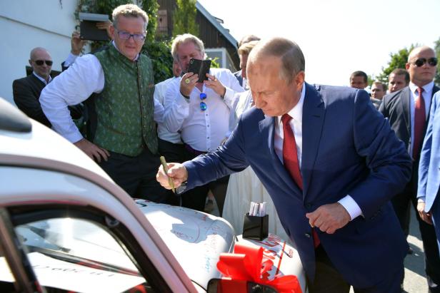 Tanz mit Kneissl als PR-Erfolg für Putin