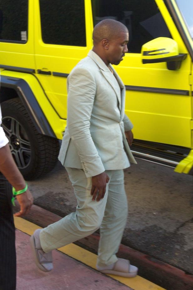 Hochzeitsgast: Kanye West trägt Badeschlapfen mit Socken