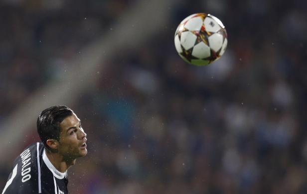 Cristiano Ronaldo blickt auf einen Fußball in der Luft.